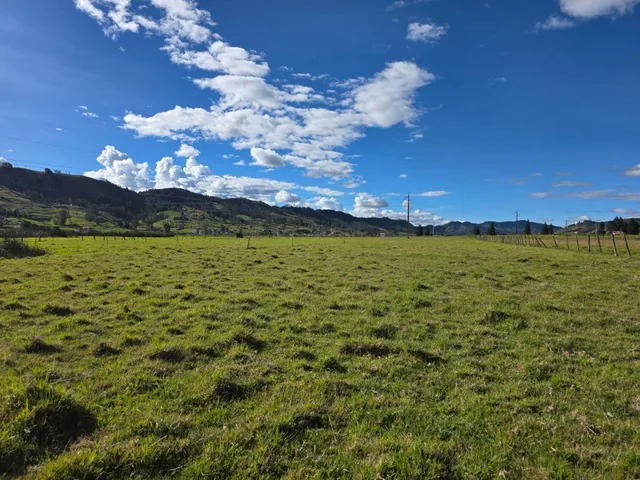 Foto de En Tarqui Terreno Plano en Venta con Frente a La Vía, Azuay