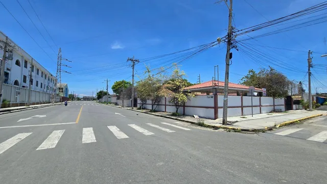 Foto de Vendo Casa + Suite Salinas 500 m² Oportunidad Frente Colegio Rubira $118k