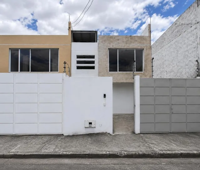 Foto de Casa Esquinera de 3 Dorm. con Garaje y Terraza en Caranqui, Imbabura