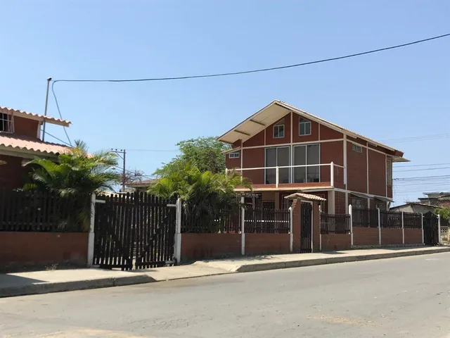 Foto de Casa en Venta, de Dos Pisos Cerca Al Mar, Guayas