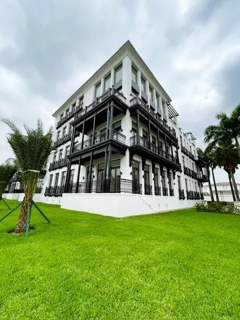 Foto de Plaza Lagos - Departamento de Lujo con Vista Al Lago en Venta - 6.5 Sambrondon, Guayas