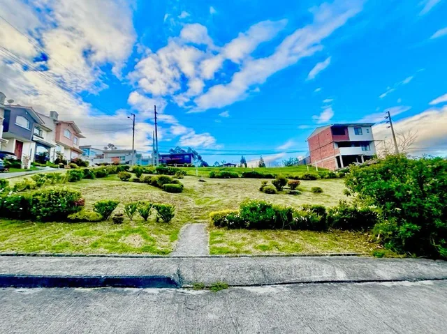Foto de Terrenos en Venta en Rayoloma en $38.000, Azuay