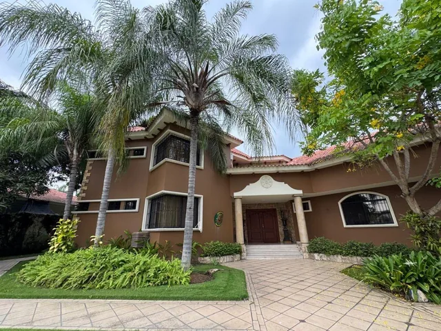 Foto de Casa con Piscina y 6 Dorm. en Biblos Samborondón, Guayas