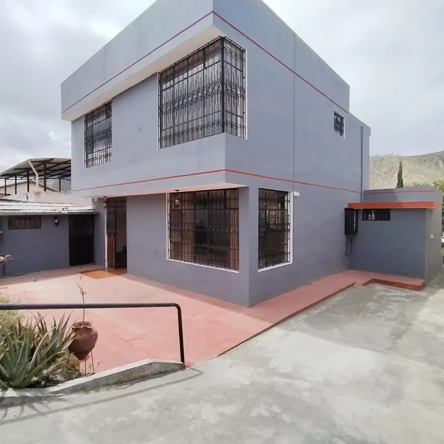 Foto de Casa en Venta con Habitación en Planta Baja, Suite y Jardin en La Mitad del Mundo