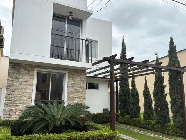 Foto de Casa en Alquiler o Venta en Urbanización Arboletta, Guayas