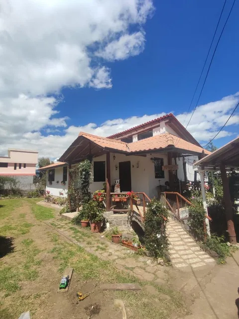 Foto de Casa de 1988 m² con 4 Dorm. en Venta en Alangasí