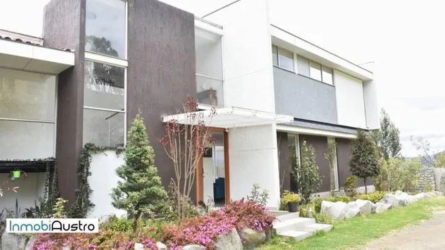 Foto de Cerca del Hospital del Iess, Venta de Hermosa Casa con Vista a La Ciudad, Azuay