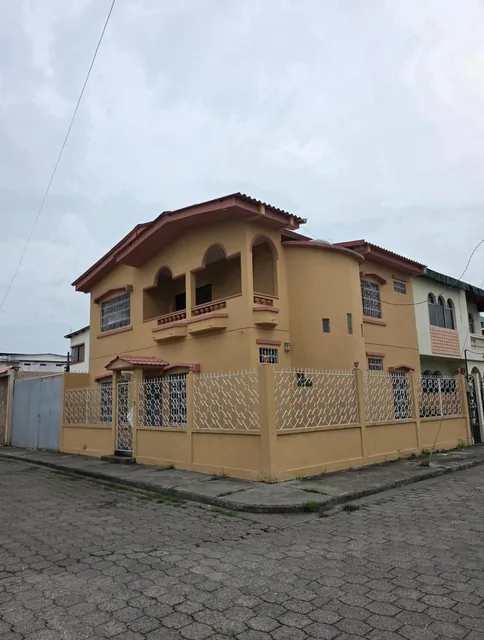 Foto de Casa en Venta Full Remodelada de 4 Habitaciones en Alborada 8ava Etapa - Norte Gye, Guayas
