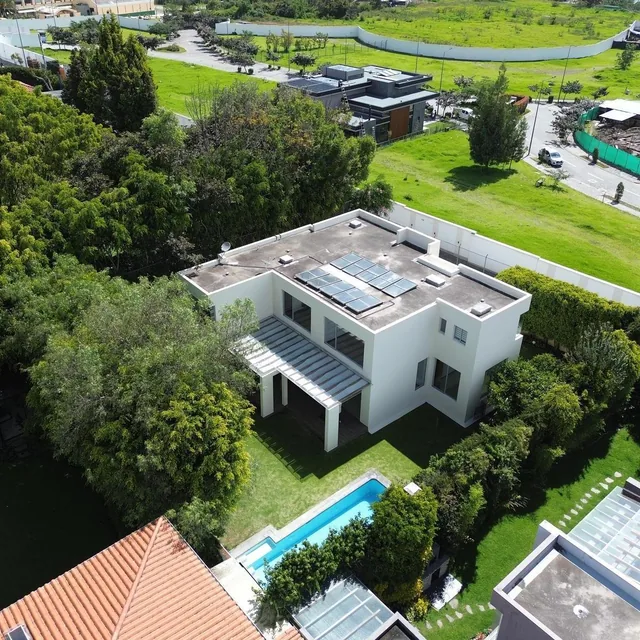 Foto de Casa de Venta Dentro de Urbanización Segura en El Sector de San Patricio, Cumbayá
