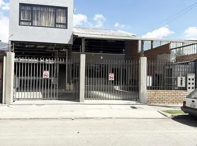 Foto de Se Vende Amplia Propiedad de 3 Departamentos y Local Comercial a 2 Cuadras de La Ricardo Duran, Azuay