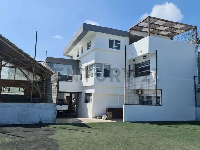 Foto de Edificio en Venta con 2 Suits y 2 Locales Comerciales, Manabí