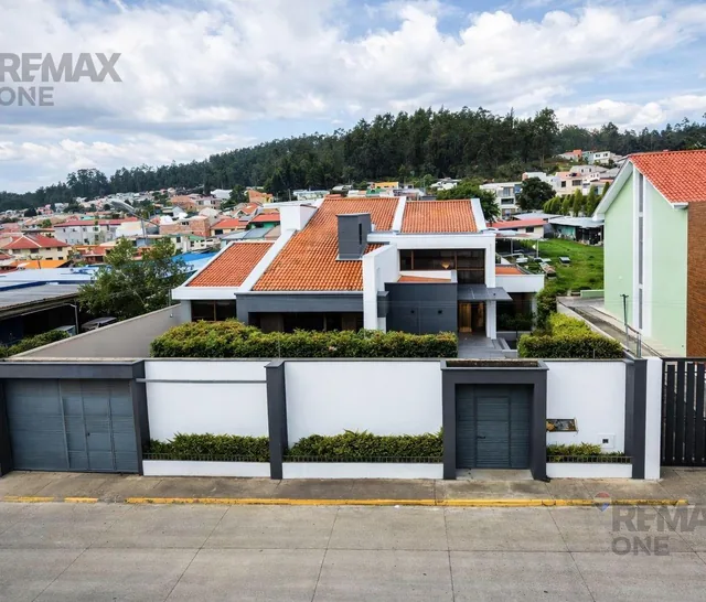 Foto de En Venta Casa de Lujo Sector El Rosal, Azuay