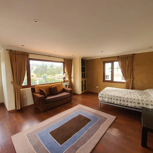 Foto de Urb. Campo Alegre, Vendo Hermosa Casa 2500 m² Terr, 1500 m² Const. 5 Dorm.. Piscina, Guardianía