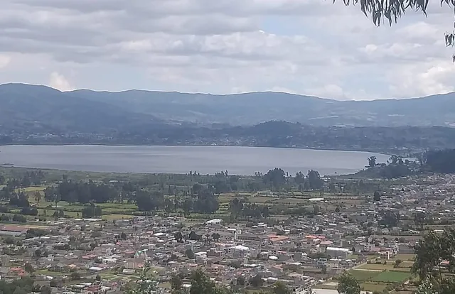 Foto de Vendo Terrenos en El Lago San Pablo, Imbabura