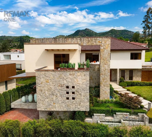 Foto de En Venta Casa de Lujo en Colinas de Challuabamba, Azuay