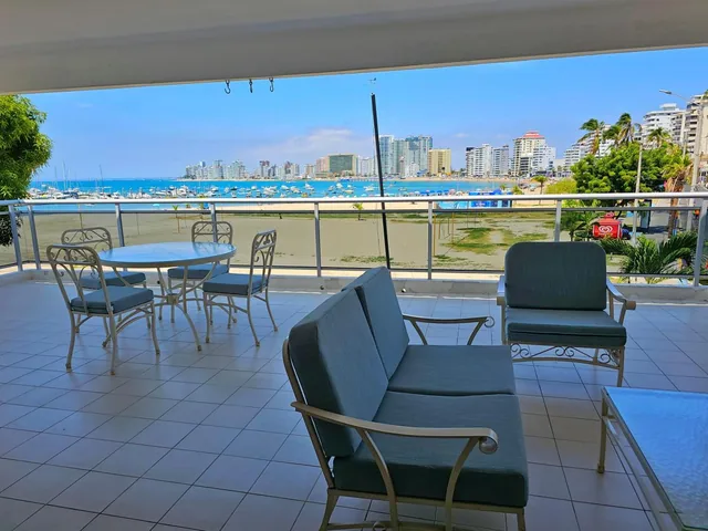 Foto de Vendo Espectacular Casa de 3 Pisos Al Pie del Mar en El Malecon de Salinas