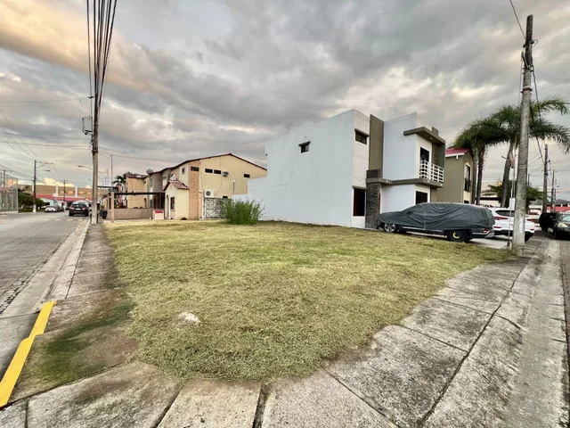 Foto de Se Vende Terreno Esquinero en Urbanización Villa Club, Guayas